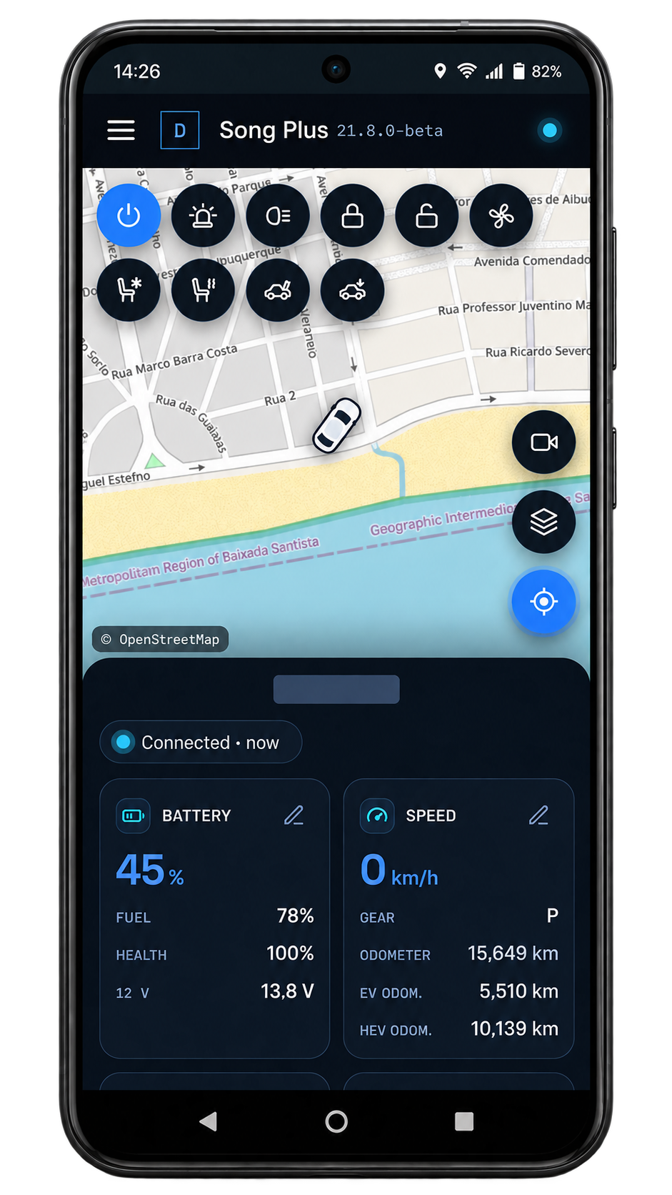 Vehicle status on the phone: map with the car position, command buttons, battery and speed